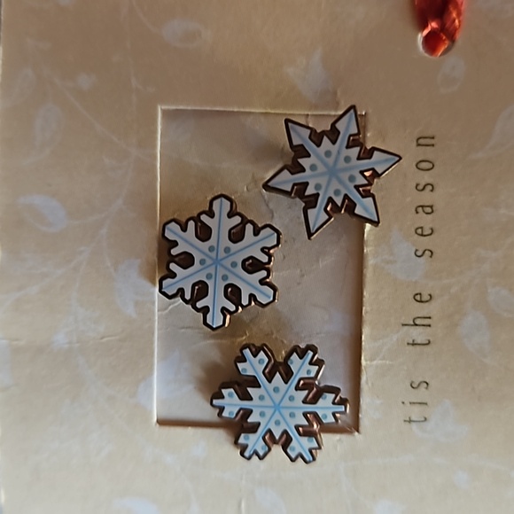 Tiny snowflake pins - Picture 3 of 4